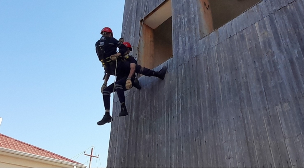 fhn-hundurmertebeli-binalardan-xilasetme-ile-bagli-telim-kechirib-video