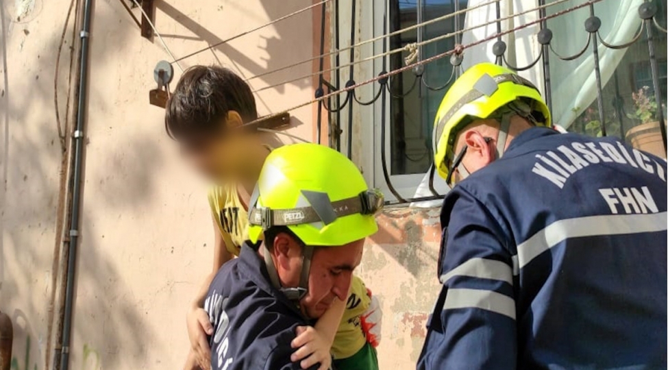 xirdalanda-demir-barmaqliqlar-arasinda-qalan-azyashli-xilas-edilib-video