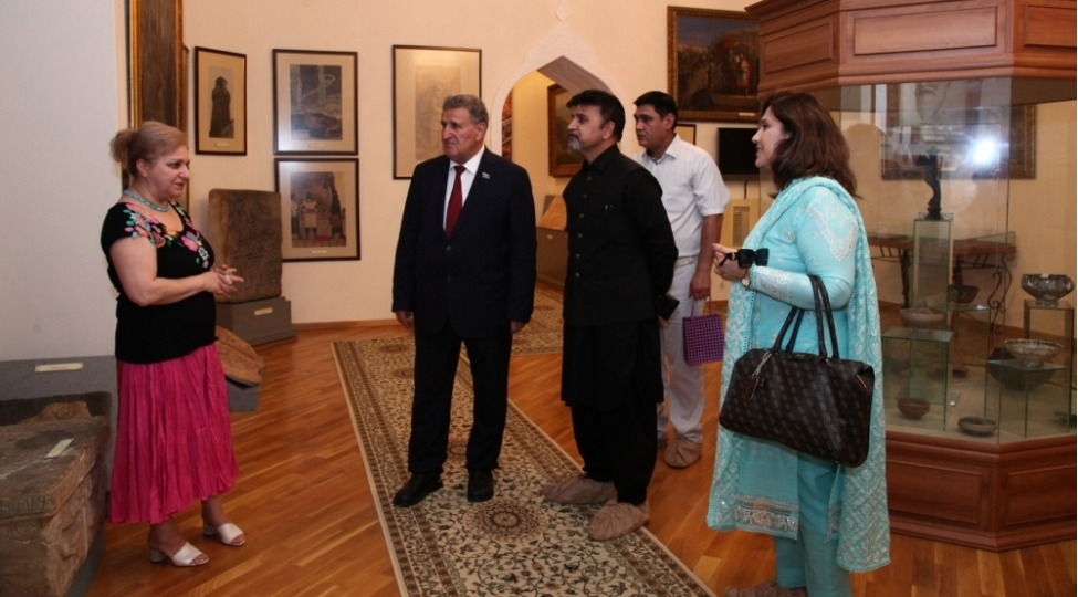 pakistan-edebiyyat-akademiyasinin-prezidenti-nizami-muzeyinde-olub