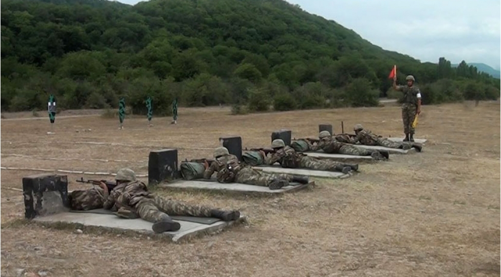 kursantlarla-sehra-chixishinda-praktiki-meshgeleler-kechirilir-video