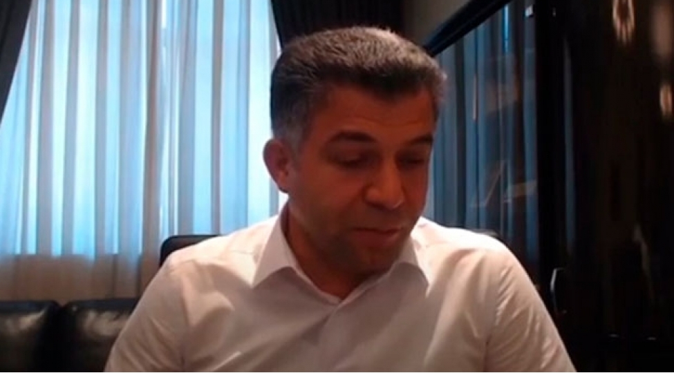 azeriqazin-bash-direktoru-sosial-shebekeden-gelen-suali-cavablandirib-video