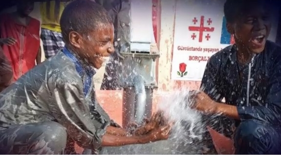 afrikada-qazilan-yeni-su-quyusuna-borchali-adi-verilib-video