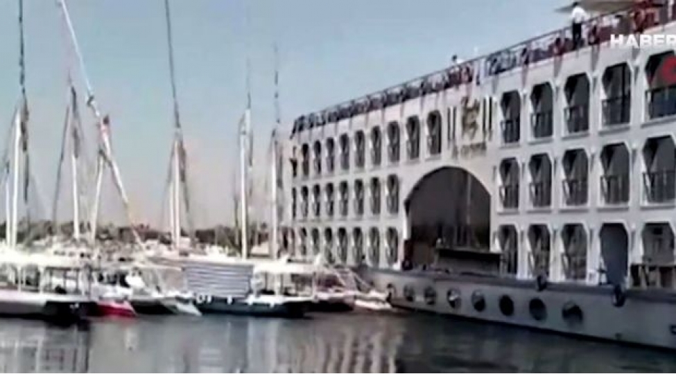 misirde-kruiz-gemisi-qayiqlarla-toqqushdu