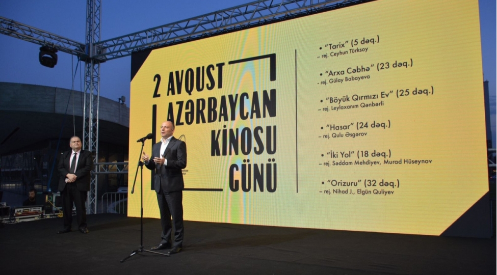 heyder-eliyev-merkezinin-qarshisindaki-meydanda-achiq-havada-kino-numayishi-teshkil-olunub
