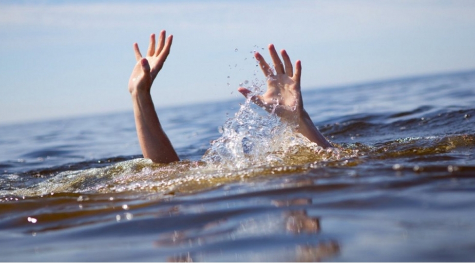 bulvarda-intihara-cehd-eden-qadini-xilas-edilib-video