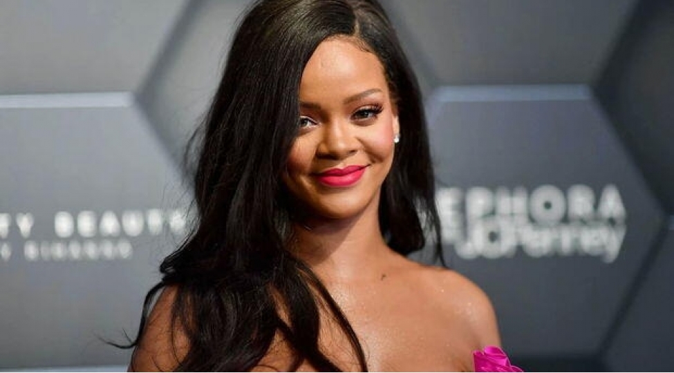 rihanna-ana-olandan-sonra-ilk-defe-fotoqraf-qarshisina-kechdi-foto