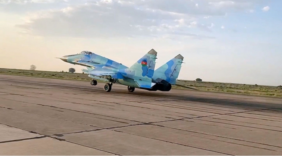 doyush-teyyarelerimiz-ve-helikopterlerimiz-telim-meshq-uchushlari-kechirir-video