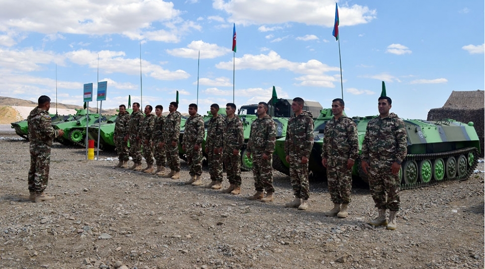 artilleriya-ateshinin-ustalari-musabiqesinde-silah-ve-herbi-texnikaya-baxish-kechirilib