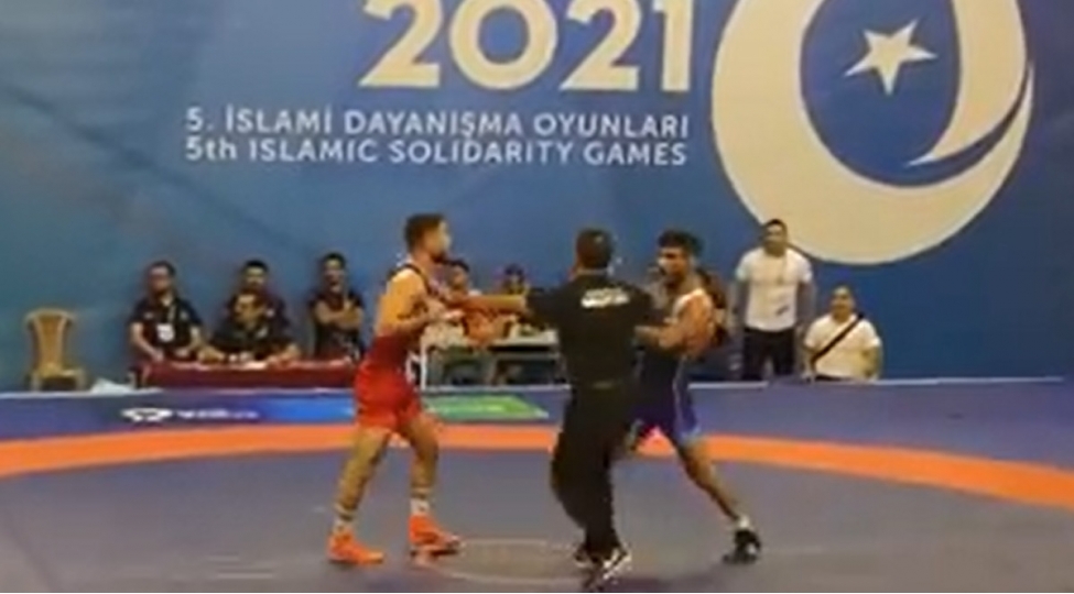 islam-hemreyliyi-oyunlarinda-haci-eliyevle-iranli-guleshchi-arasinda-gergin-anlar-yashanib-video