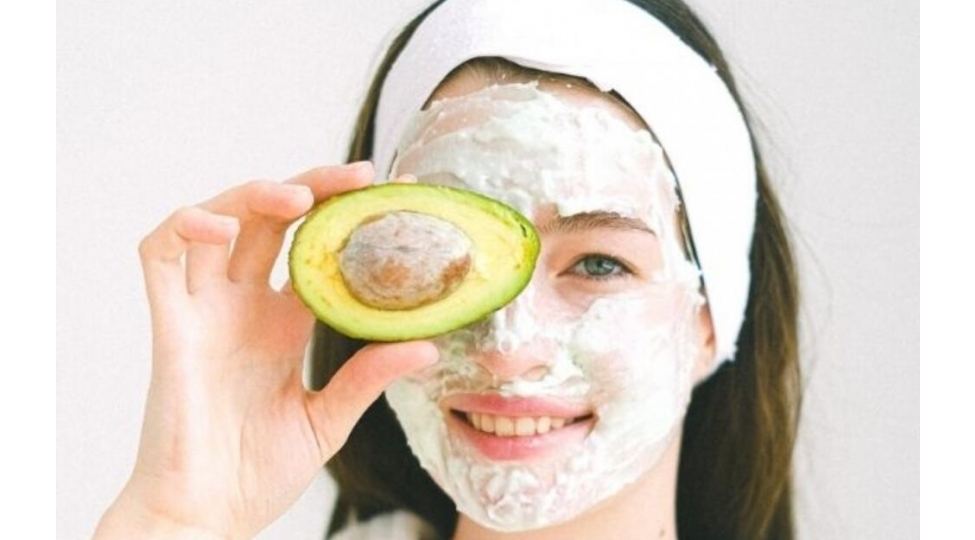 derinizi-nemlendiren-avokado-maskasi