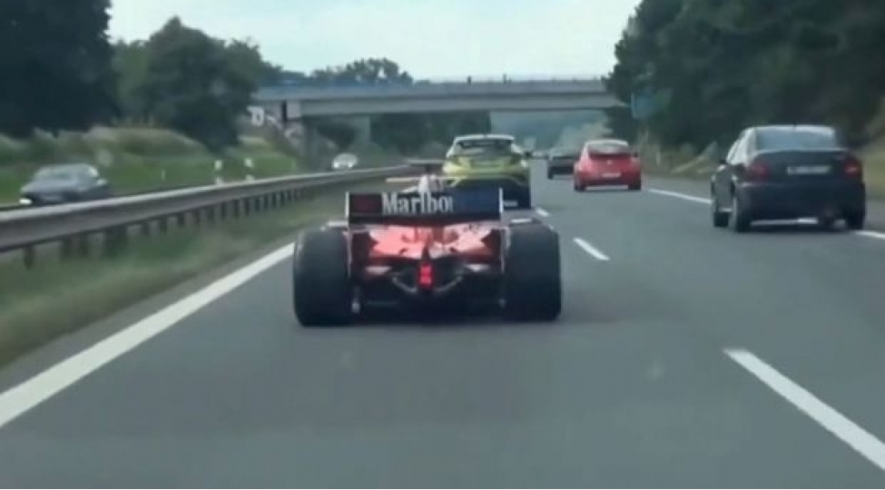 formula-1-bolidini-shossede-surdu