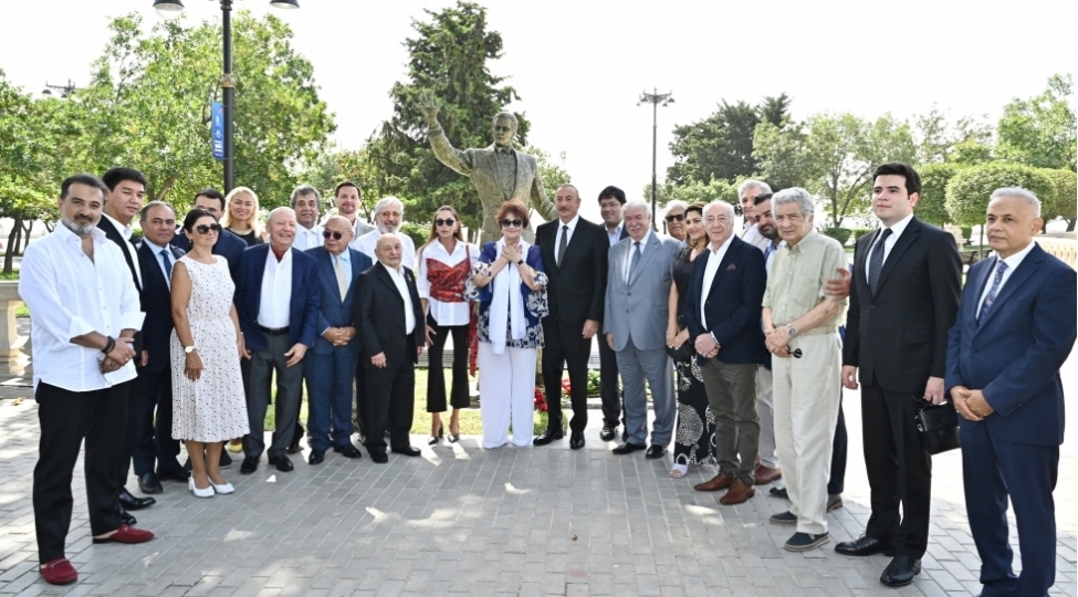 prezident-ilham-eliyev-ve-birinci-xanim-mehriban-eliyeva-muslum-maqomayevin-abidesinin-achilishinda-ishtirak-edibler-yenilenib