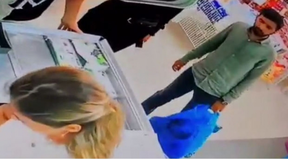 bakida-magazadan-iki-min-manat-ogurlandi-video