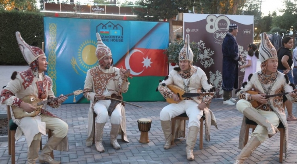 qazaxistanin-folklor-ansambli-bakida-chixish-edib
