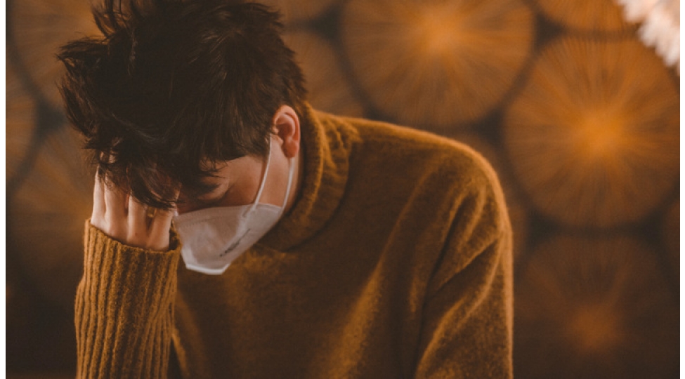 sachlari-ve-libidonu-yox-edir-uzun-covid-in-yeni-simptomlari-uze-chixib