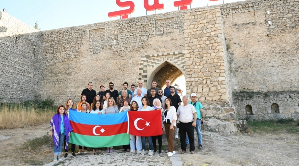 shusha-yaradiciliq-emalatxanasinin-ishtirakchilari-shusha-sheheri-ile-yaxindan-tanish-olublar