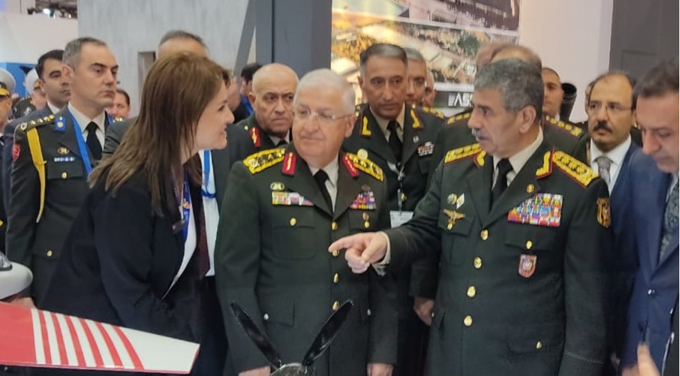 zakir-hesenov-ve-yashar-guler-adex-sergisini-ziyaret-edibler