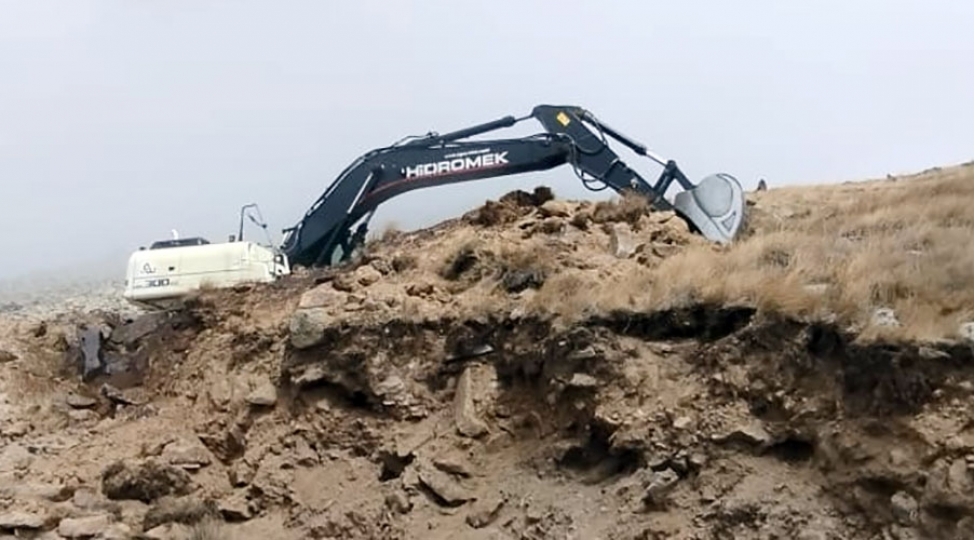 lachinda-mulki-shirkete-mexsus-ekskavator-ateshe-tutulub-mudafie-nazirliyifoto