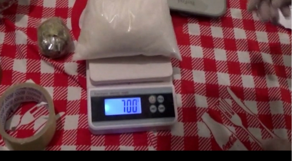 papaninde-narkotik-satan-shexsler-hebs-olunub-video