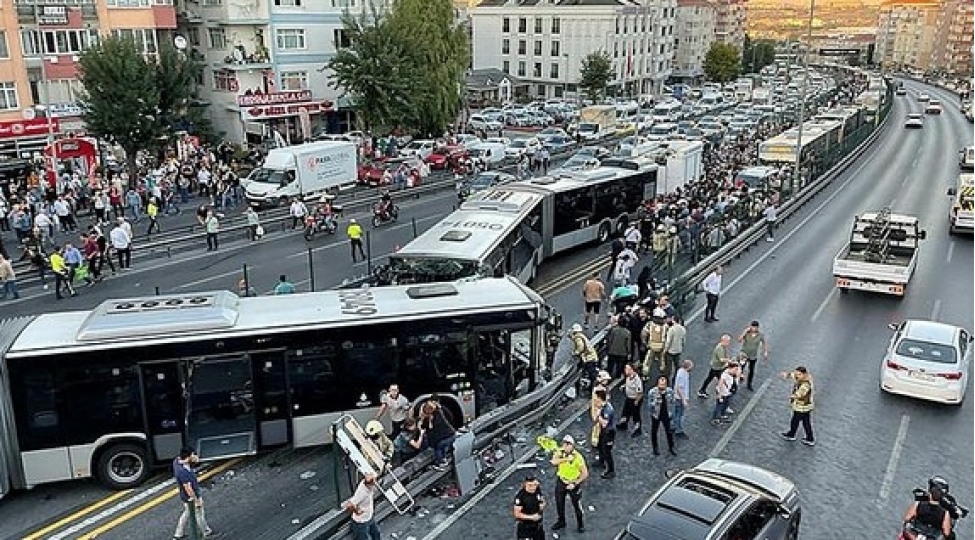 turkiyede-avtobus-qezasinda-42-nefer-yaralanib-video