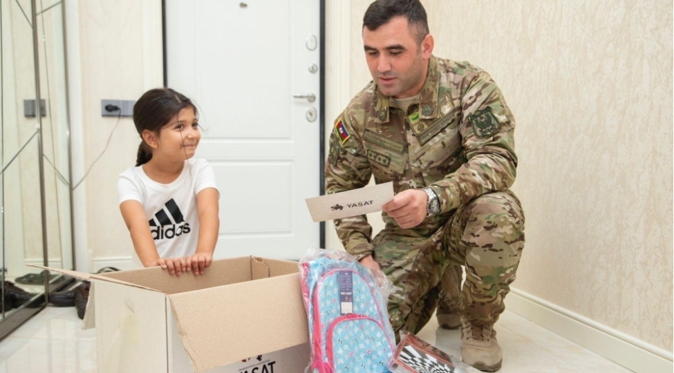yashat-fondu-shehidlerimizin-mektebli-ovladlarina-hediyye-qutulari-chatdirib-fotovideo