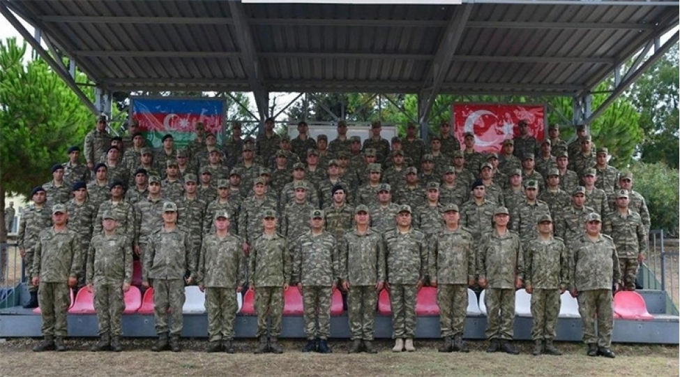 azerbaycan-ordusunun-daha-bir-qrup-herbchisi-turkiyede-telimleri-basha-vurub