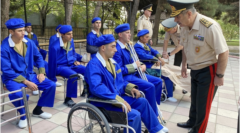 mudafie-naziri-herbi-hospitalda-mualice-alan-yaralilarla-gorushub-foto