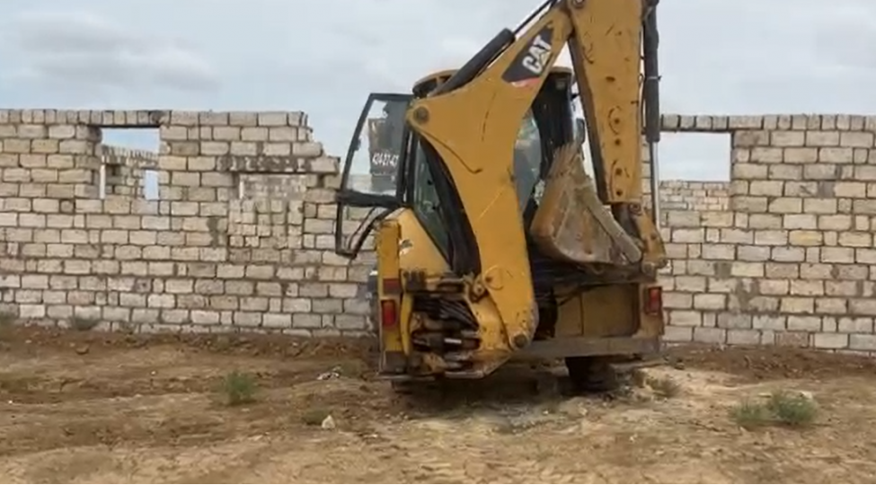 fhn-absheronda-qanunsuz-tikintinin-qarshisini-alib-video