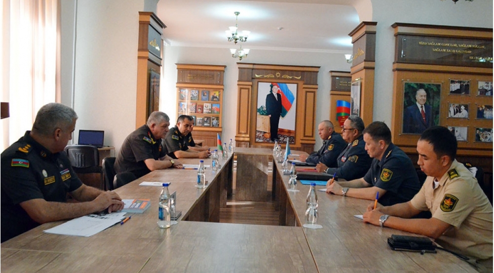 azerbaycanla-qazaxistan-arasinda-herbi-tehsil-sahesinde-emekdashliq-muzakire-olunub