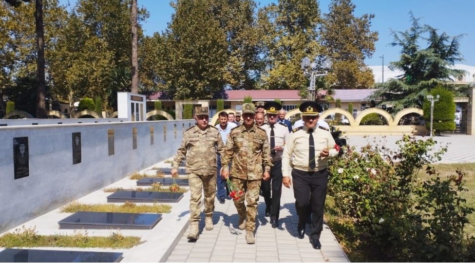 mudafie-nazirliyinin-ali-rutbeli-zabitleri-shehid-ailelerini-ziyaret-edib-foto