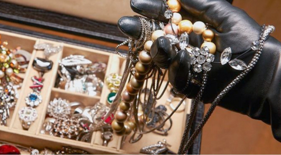 muhafizechi-ishlediyi-bag-evinden-35-min-manatliq-qizil-ogurlayib-video