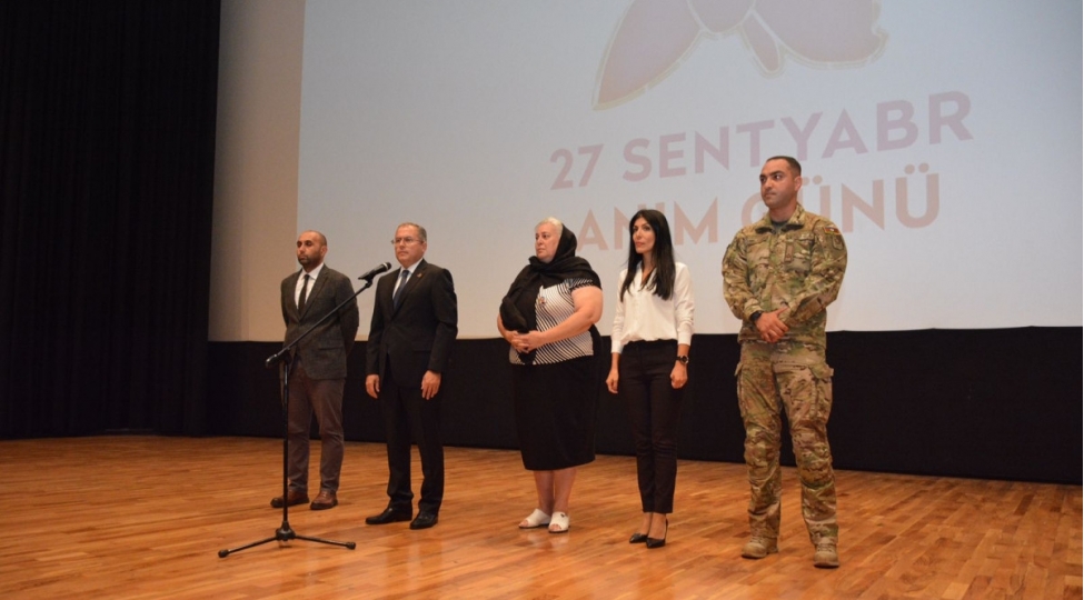 nizami-kino-merkezinde-biz-filmi-numayish-olunub