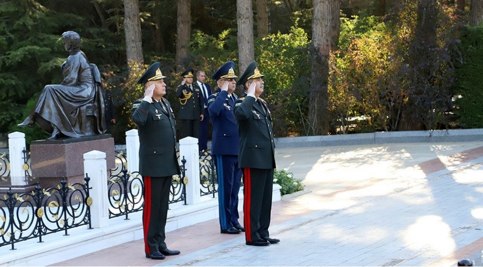 mudafie-nazirliyinin-rehber-heyeti-fexri-xiyabani-ve-ikinci-shehidler-xiyabanini-ziyaret-edib-fotovideo