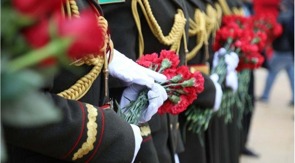 mudafie-nazirliyinin-rehber-heyeti-shehidler-xiyabanini-ziyaret-edib