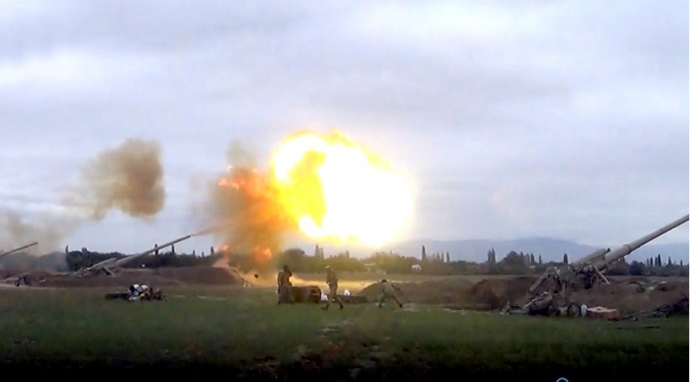 azerbaycan-ordusunun-bolmeleri-dushmen-movqelerine-artilleriya-zerbeleri-endirir-30-sentyabr-2020-ci-il-1146