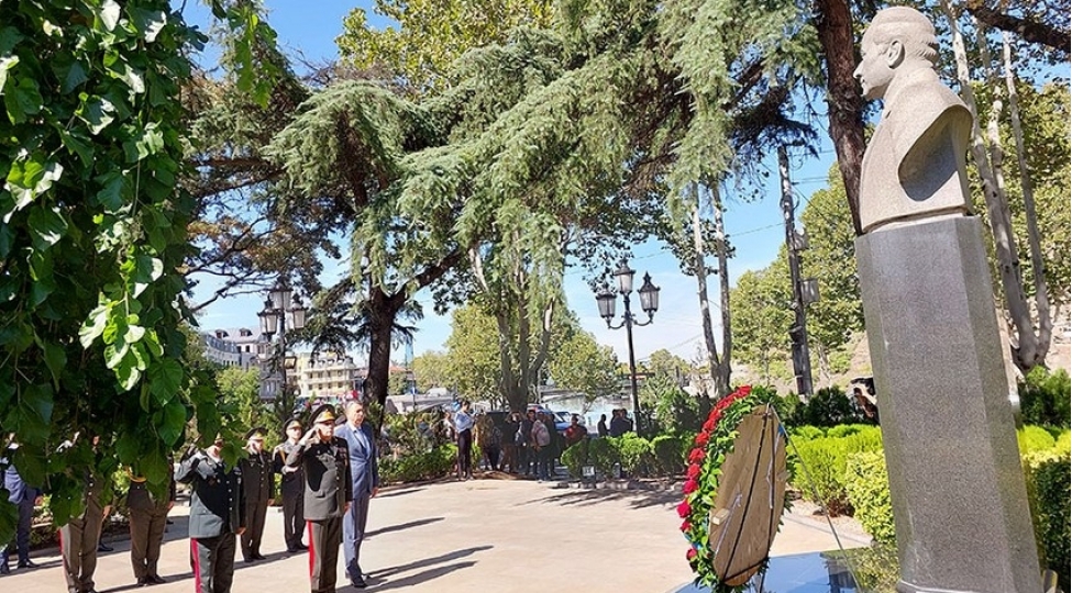 bash-qerargah-reisi-tbiliside-heyder-eliyevin-abidesini-ziyaret-edib-foto