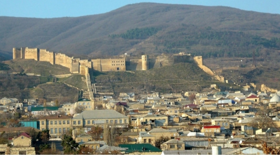 derbendde-chagirishchilar-herbi-komissarliga-sesguclendiricili-avtomobillerle-chagirilir-video