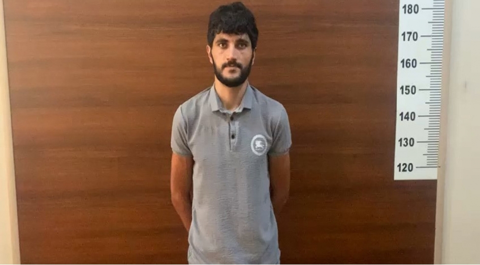 bakida-ogurladigi-avtomobili-satan-shexs-saxlanilib-fotovideo