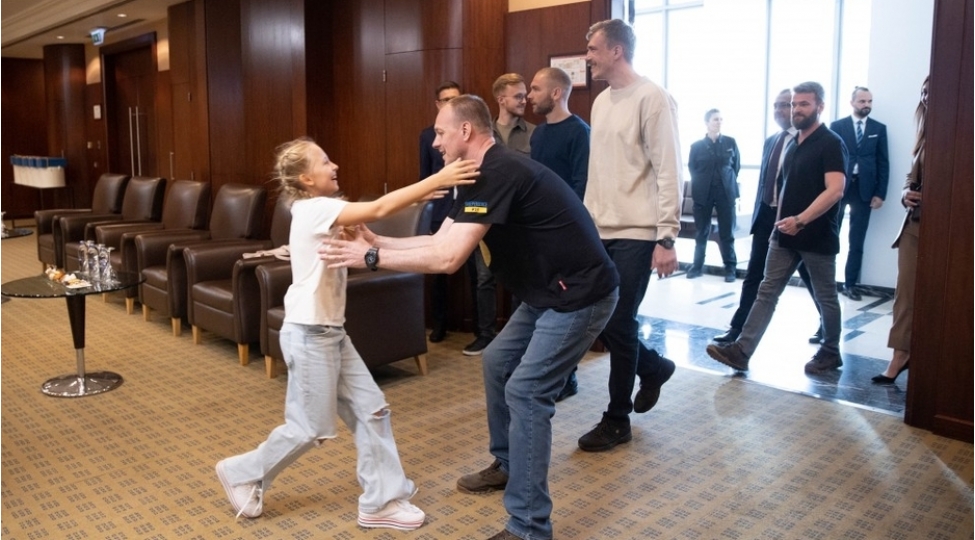 azov-komandirleri-turkiyede-aileleri-ile-gorushubler-video