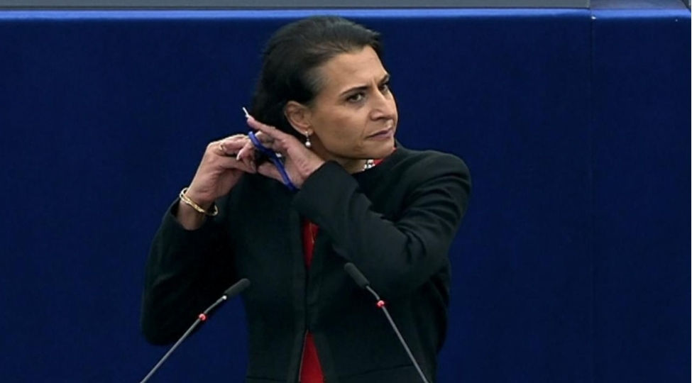 irandaki-etirazlara-destek-olaraq-tribunada-sachini-kesdi-video