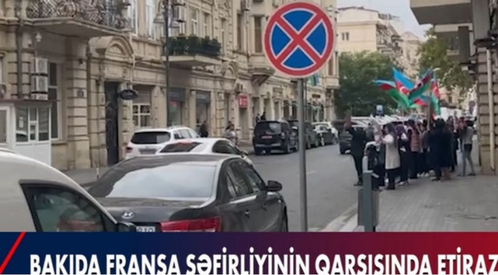 bakida-fransa-sefirliyinin-qarshisinda-etiraz-aksiyasi-kechirilib