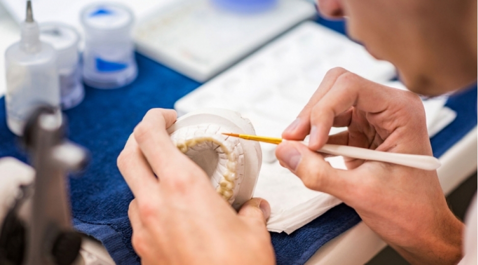 qadin-dish-protezlerinden-bogularaq-oldu