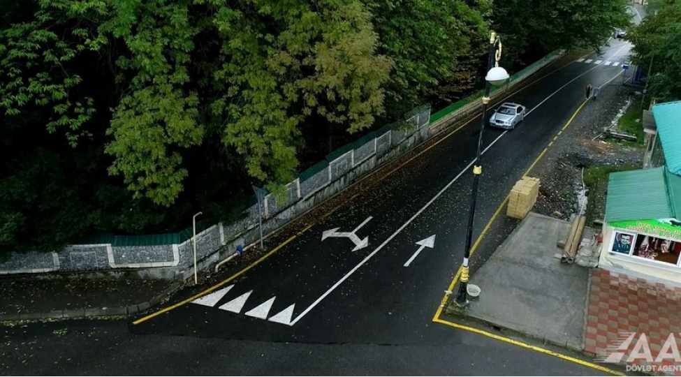 qebelede-10-yashayish-menteqesini-ehate-eden-yollar-yeniden-qurulub-fotovideo