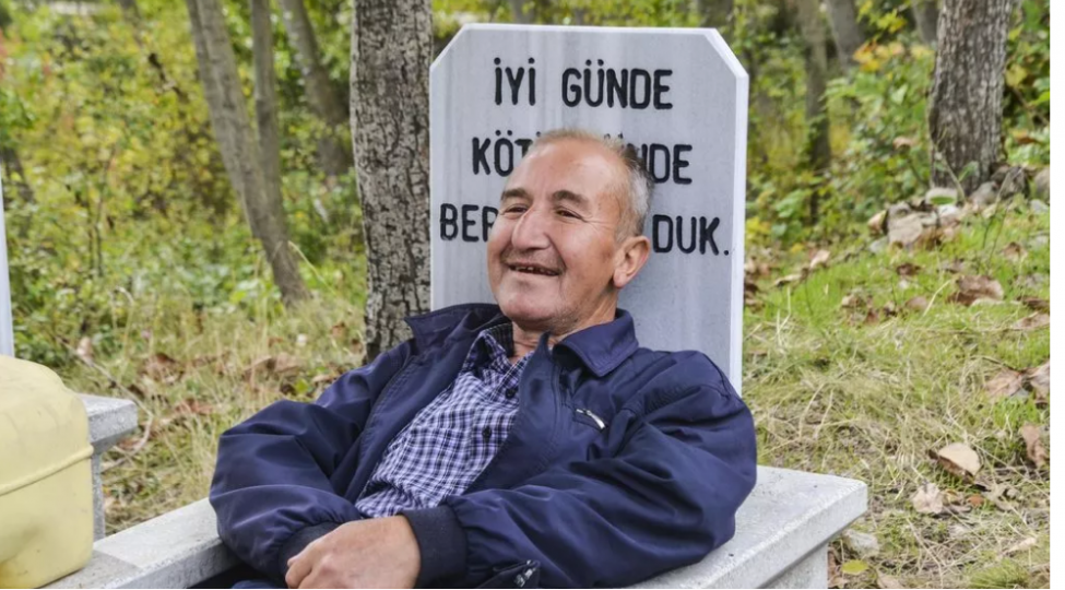 olmeden-ozlerine-mezar-duzeltdirdiler-foto