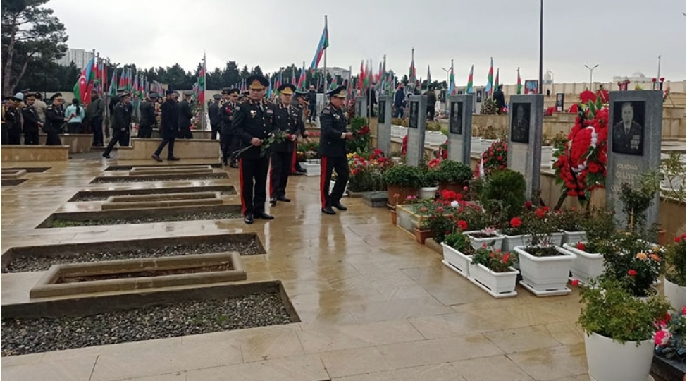 mudafie-nazirliyinin-rehber-heyeti-ikinci-shehidler-xiyabanini-ziyaret-edib