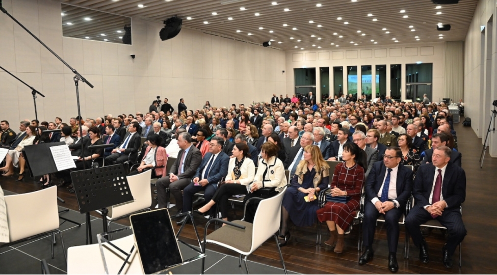 berlinde-zefer-gunu-qey-olunub-foto