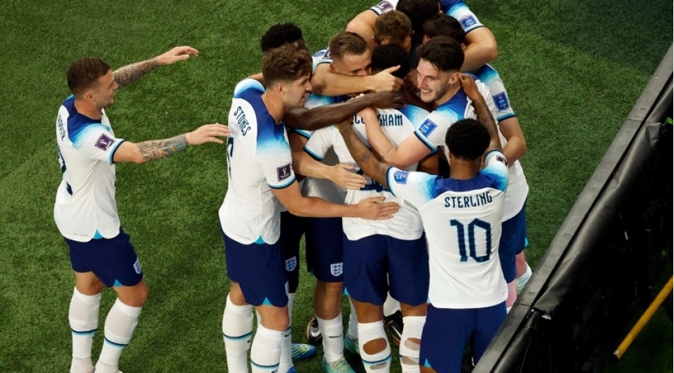 ingiltere-millisi-irani-darmadagin-etdi-video