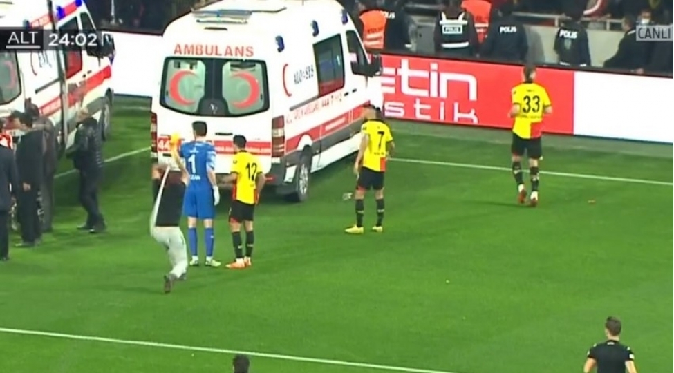 turkiyedeki-futbol-matchinda-qapichiya-hucum-olub-oyun-yarimchiq-qalib