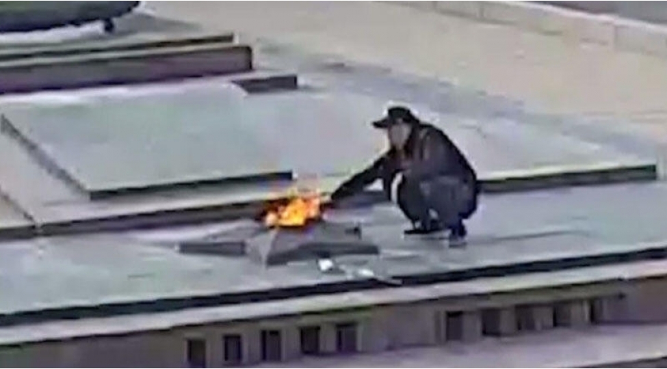 ebedi-meshelde-kolbasa-qizardan-shexs-tutuldu-video