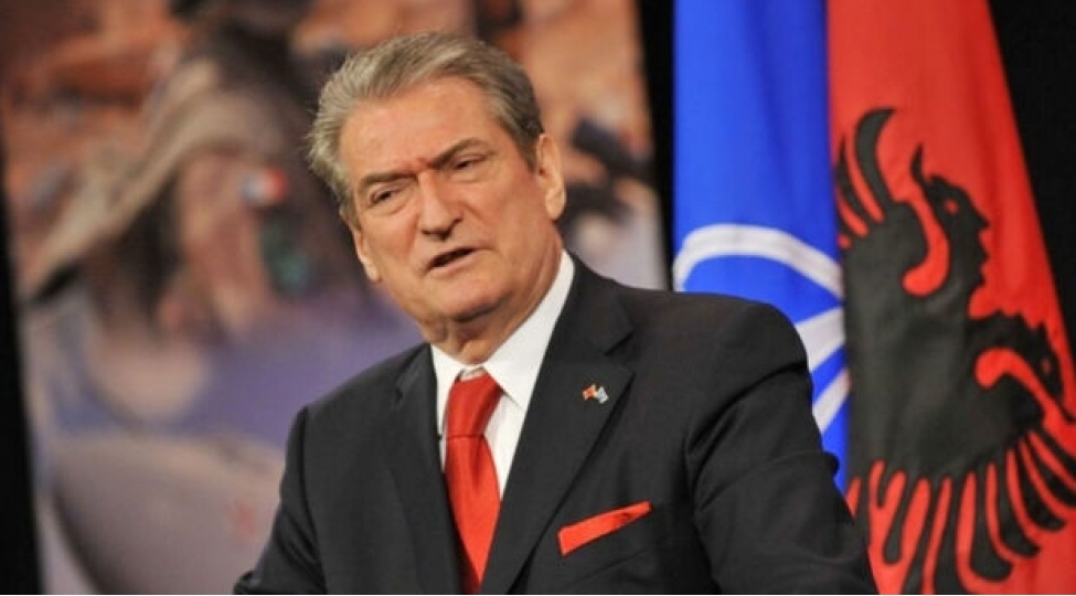 namelum-shexs-albaniyanin-kechmish-prezidentini-yumruqladi